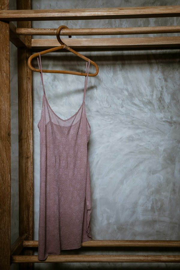 Qual è il modo più chic per incorporare un orologio da taschino in un outfit femminile moderno?