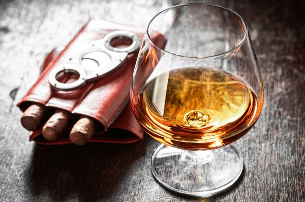 Guida al Successful Avvio di una Micro-Distilleria di Gin Artigianale in Italia: Rispettare le Normative su Alcol e Leggi!